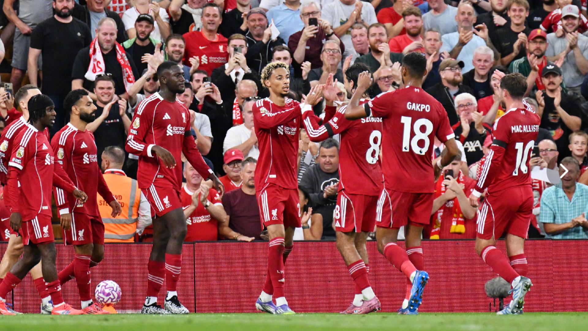 贝克汉姆捧杯狂喜，14岁小七穿抹胸太成熟，大儿子却在家熬汤