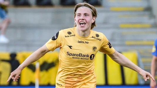 欧文突破两人防守完成得分