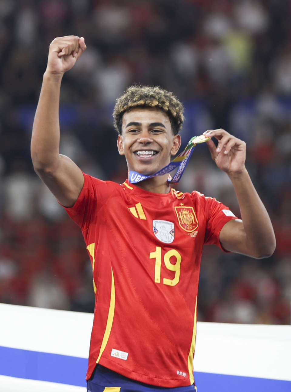 阿莫林：执教曼联一年后我有所改变，我需要根据比赛进行调整（阿莫林：执教曼联满一年有所变化，需视比赛情况作出调整）